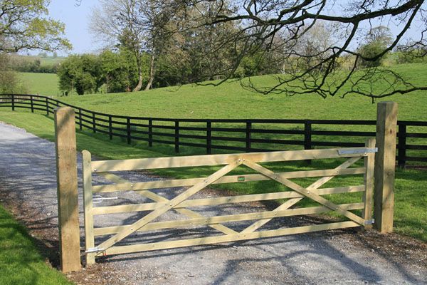 Farm Gate Designs: Blending Rustic Charm with Modern Functionality