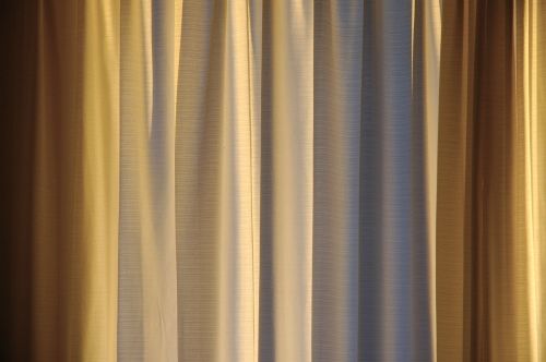 Gold curtains pose questions on color | MI-LING'S COMFORT ZO