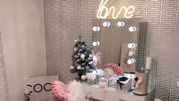 Vanity Mirrors That You'll Want to Stare into All D