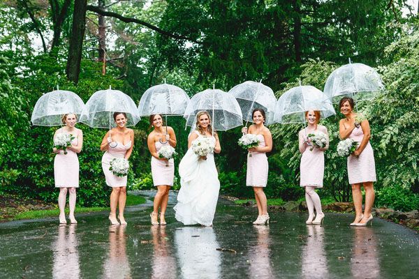 25 of the Best Rainy-Day Wedding Photos | Rain wedding, Umbrella .