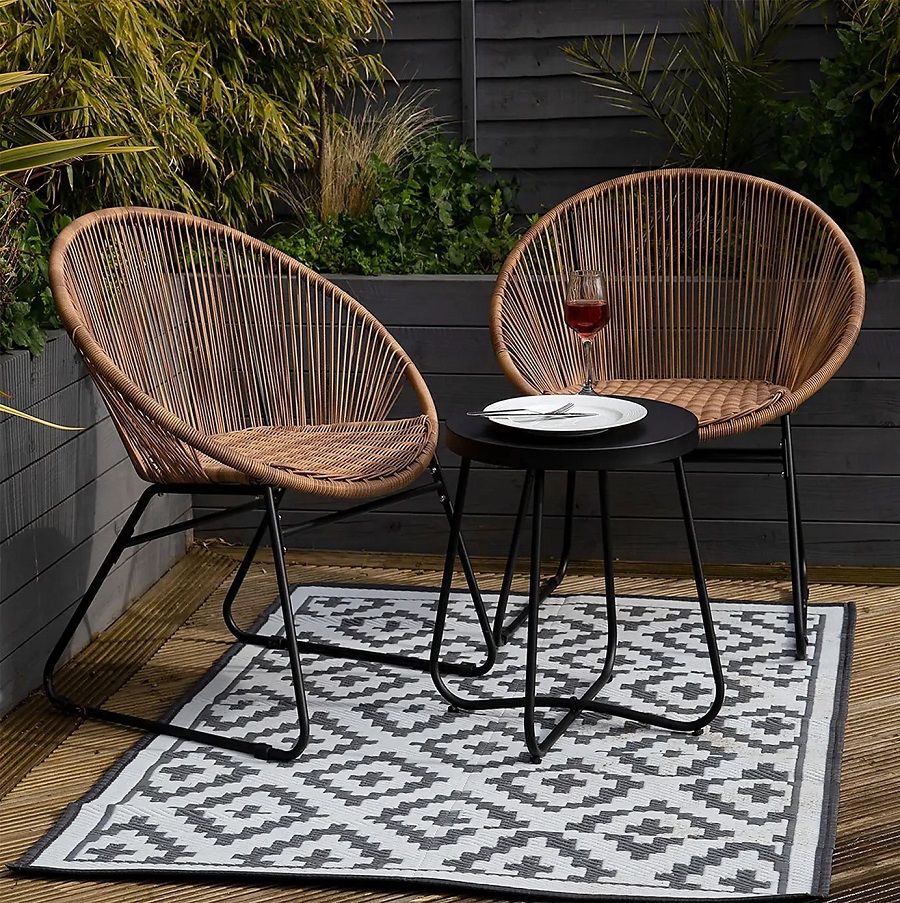 Outdoor Chairs: Relaxing in Style, Indoors and Out