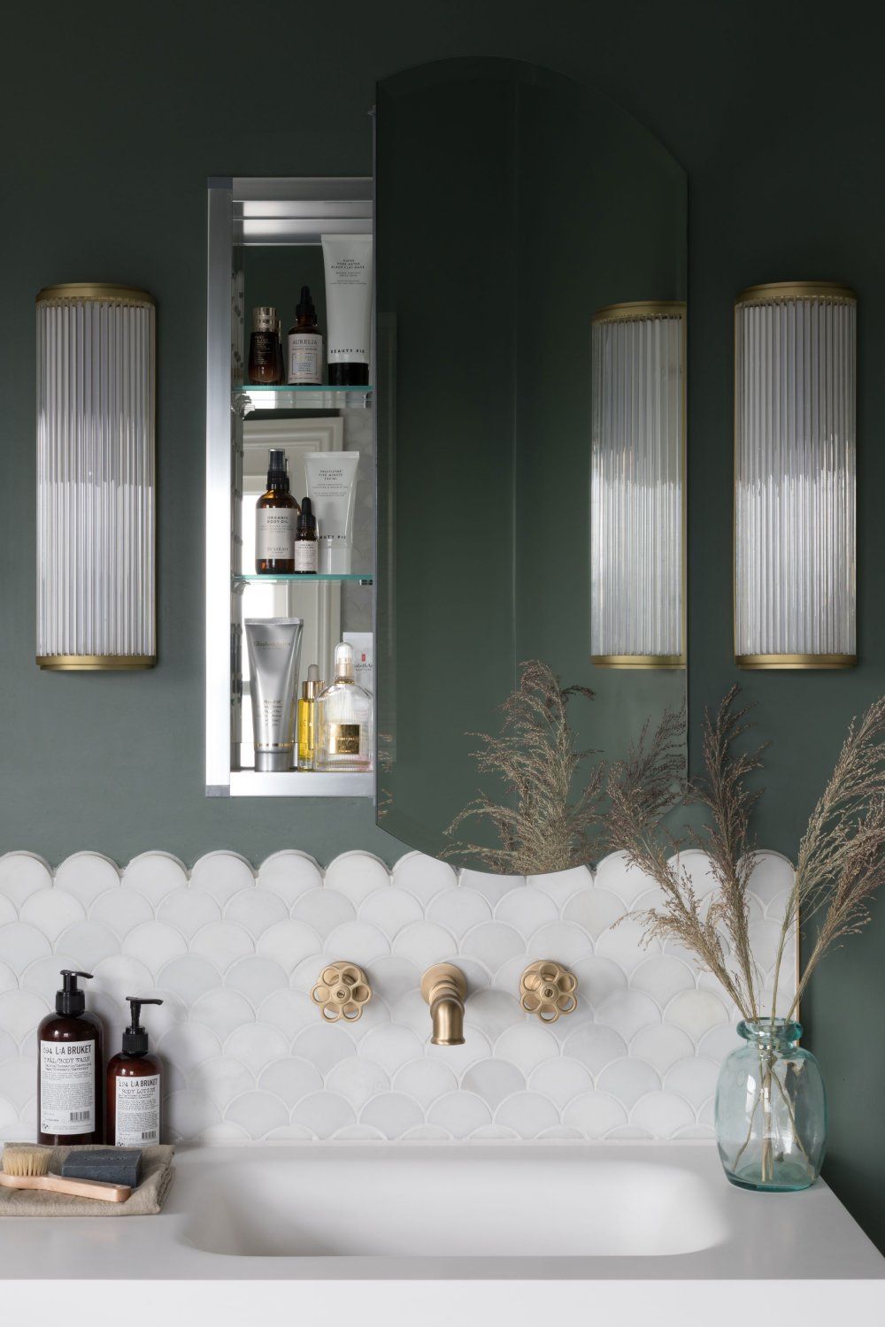 Bathroom Suites: Coordinating Your Bathroom for Seamless Style