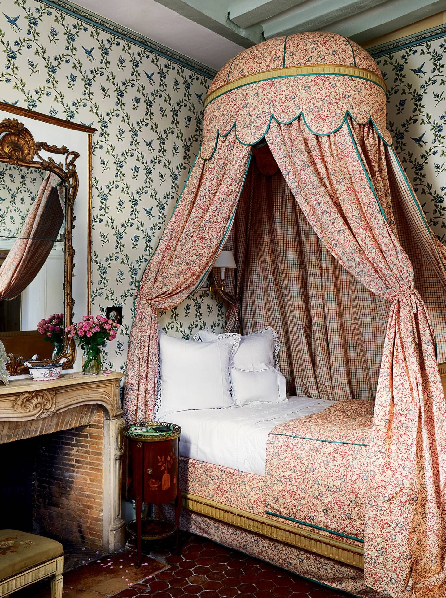 Canopy Bed Designs: Creating Dreamy Retreats for Restful Nights
