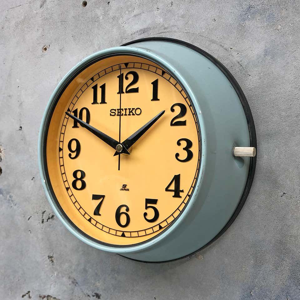 Sleek Sophistication: Modern Timekeeping with Quartz Clocks