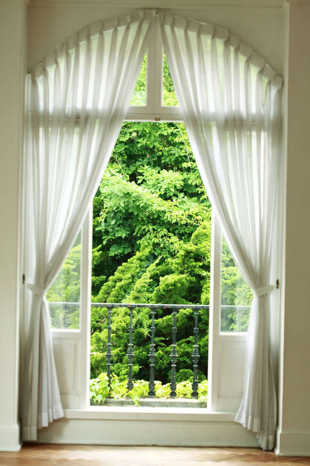 Frame Your Space with Elegant Window Curtains: Style and Functionality