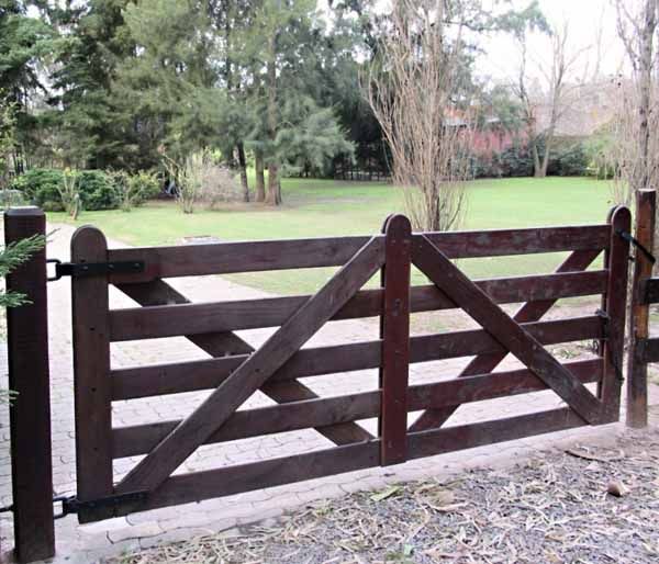 Rustic Farm Gate Designs for Country Charm