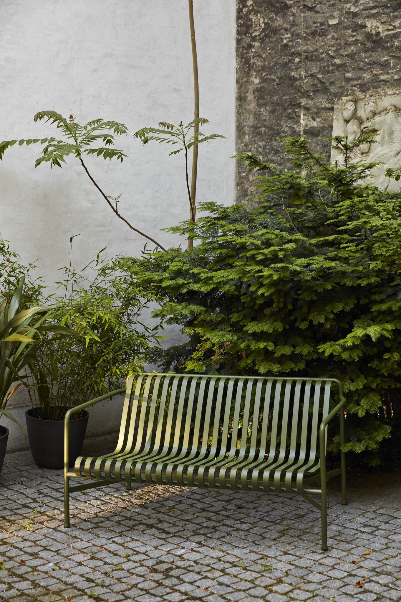 Relax in Style with Garden Chairs: Outdoor Seating That Blends Comfort and Design
