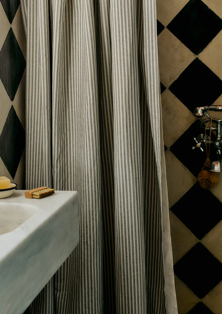Refresh Your Bathroom with Shower Curtains: Stylish and Functional Fixtures for Every Bathroom