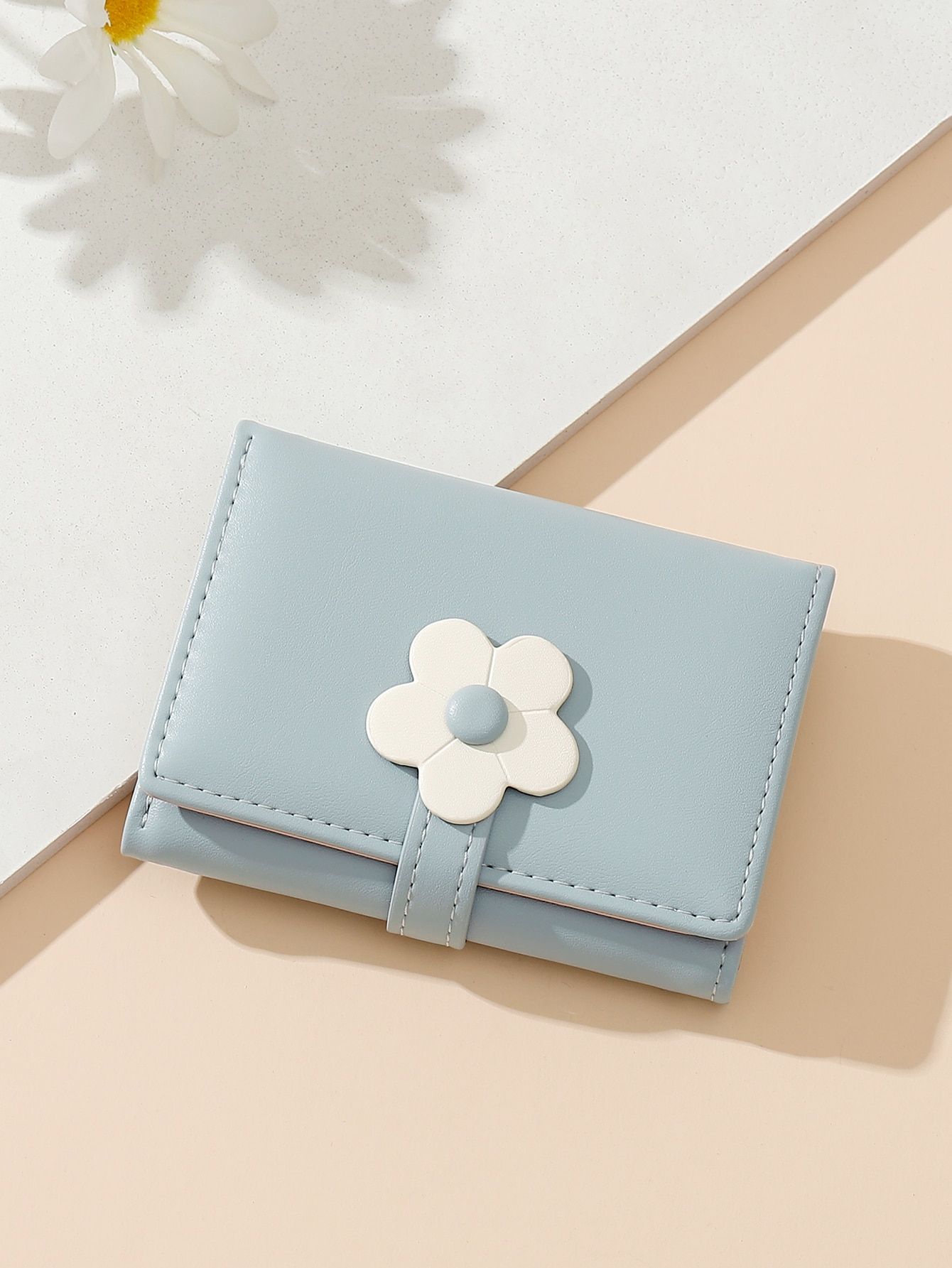 Small Wallets: Compact and Chic Solutions for Your Essentials