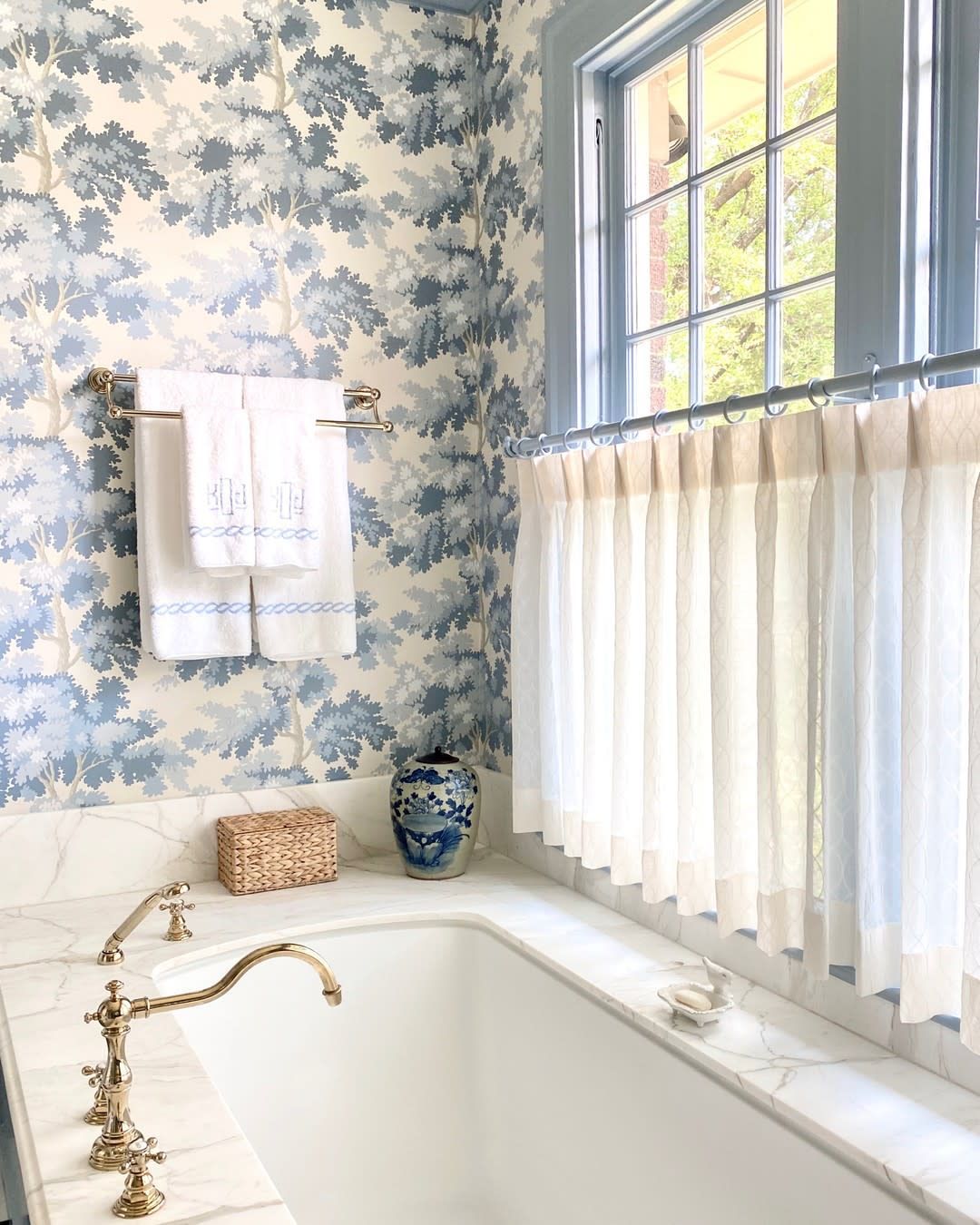 Bathroom Curtains: Add Privacy and Style to Your Bathroom with Stylish Curtains
