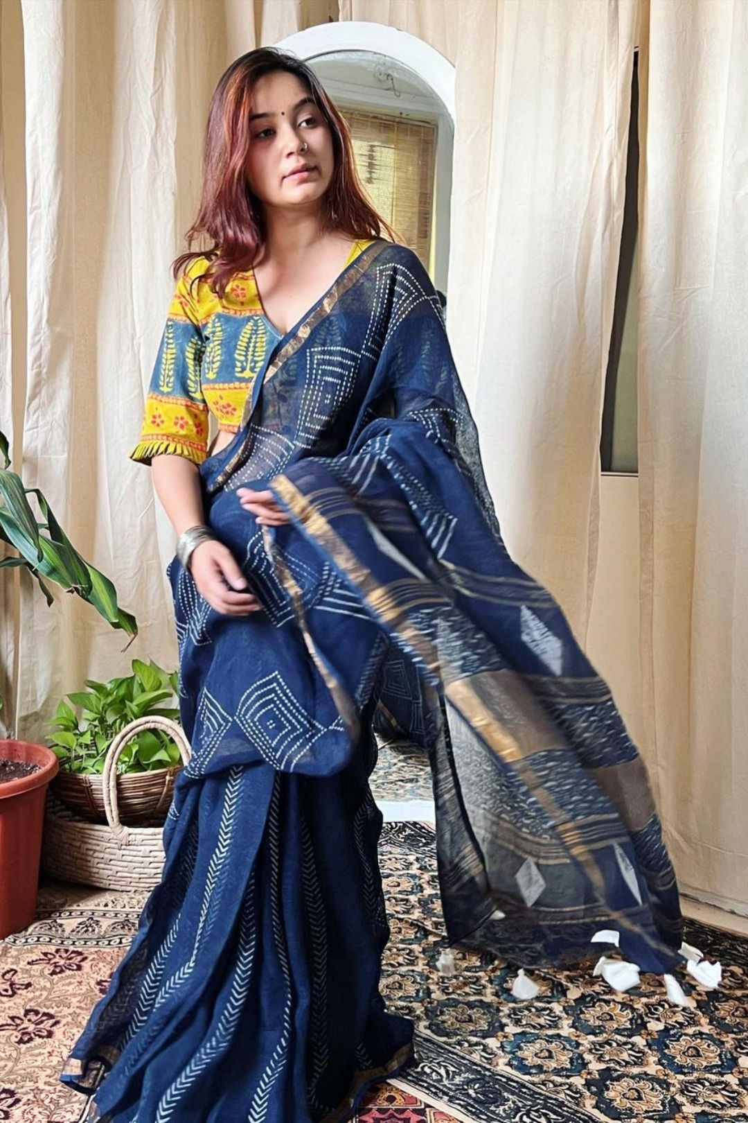 The Timeless Elegance of Zari Sarees: Tradition Meets Glamour