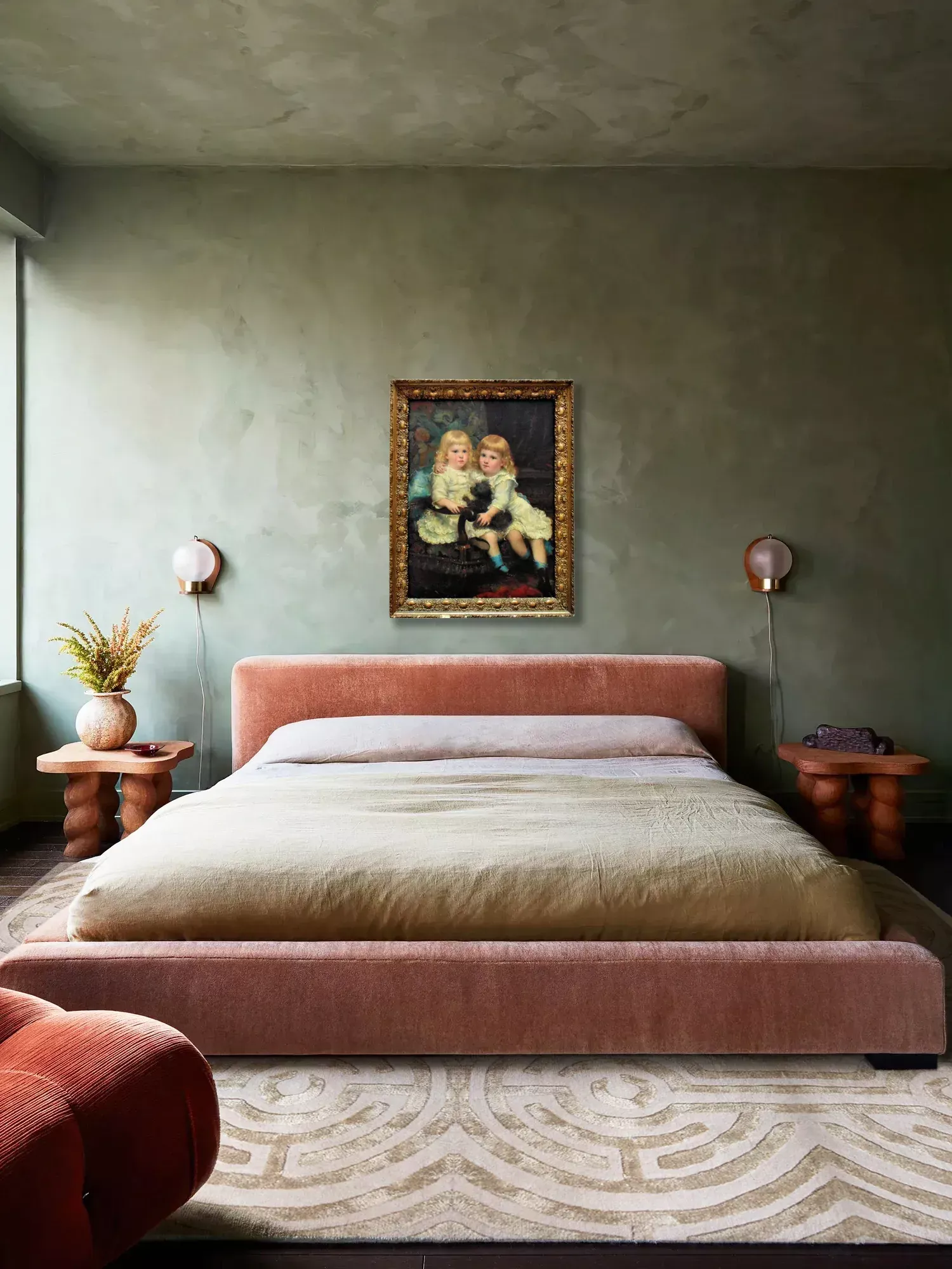 Dreaming of Antique Charm: Bed Designs That Add Vintage Flair to Your Bedroom