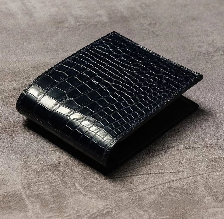 Adding Glamour with Crocodile Wallets: Exquisite Accessories for Every Occasion