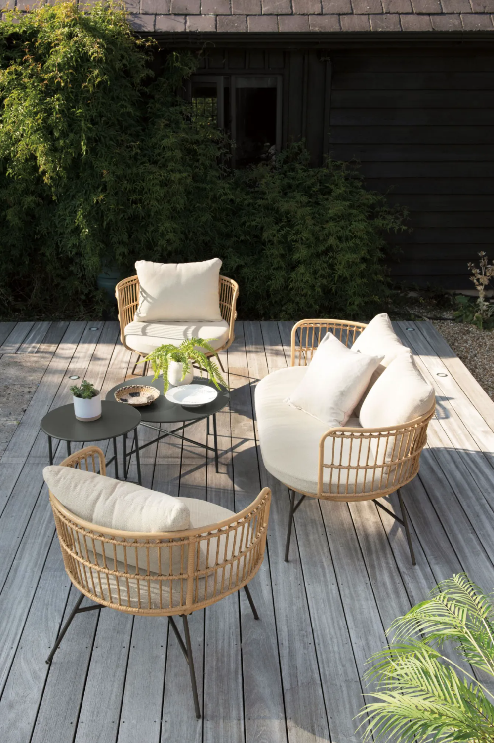 Outdoor Comfort: Relaxing with Stylish Garden Chairs