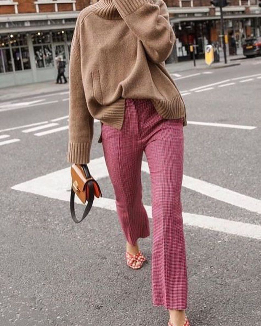Elegant Pink Trousers for Statement Style