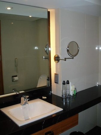 Bathroom Mirror / Shaving Mirror - Picture of Radisson Blu Cebu .
