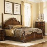 Antique Classic Elegant And Graceful Four Poster Wooden Beds .