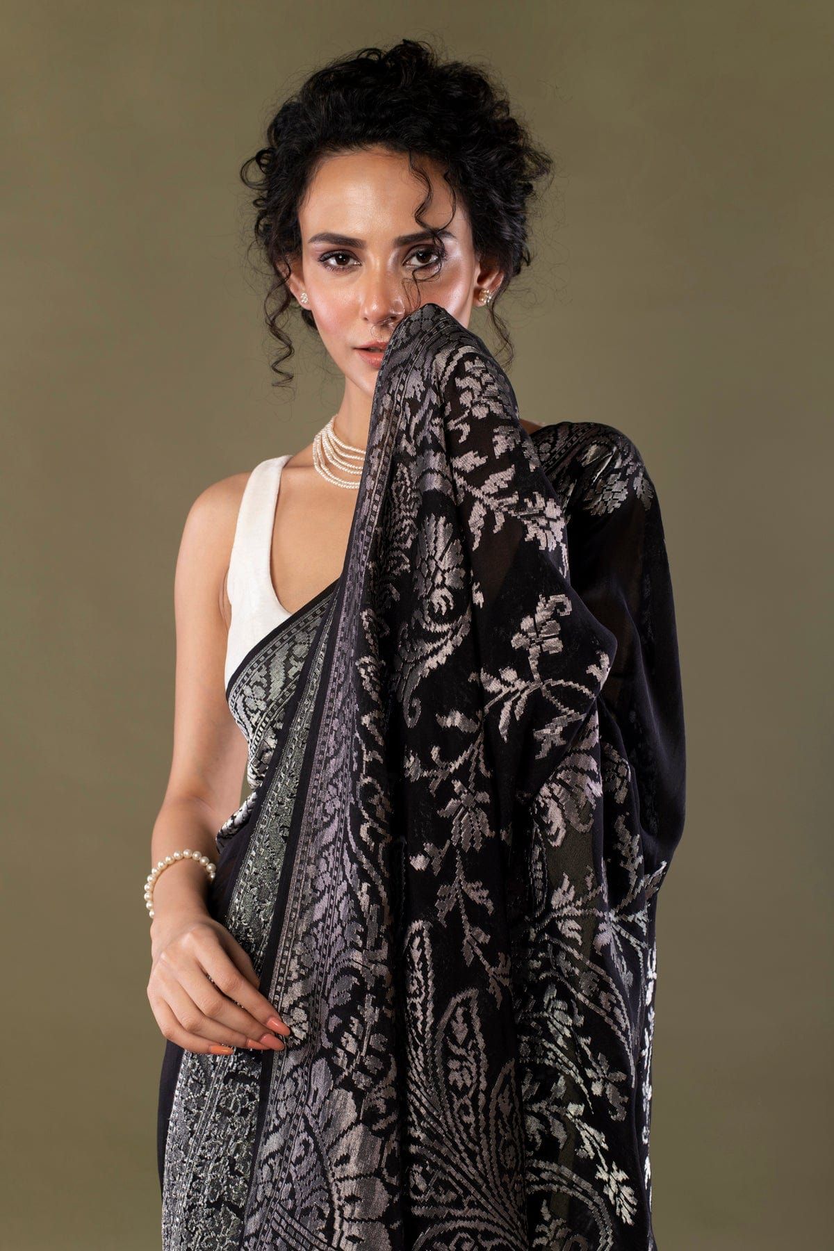 Zari Sarees: Luxurious Embellishments for Traditional Attire