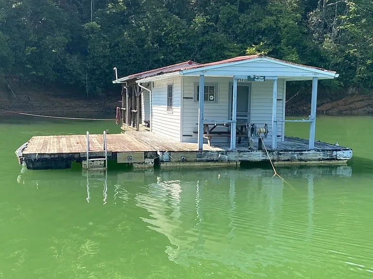 Self-Sufficient Floating Cabin