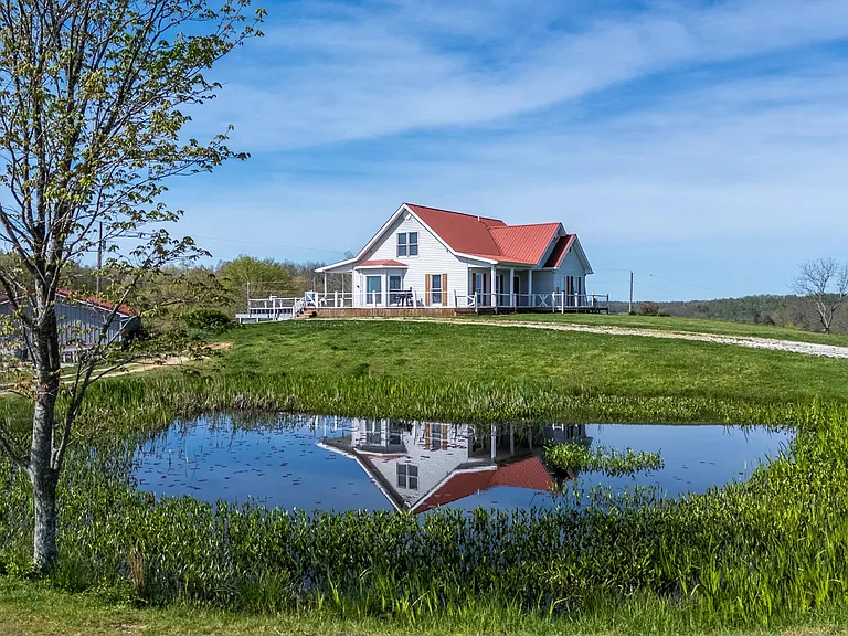 Scenic Hilltop Farm Retreat on 26 Acres