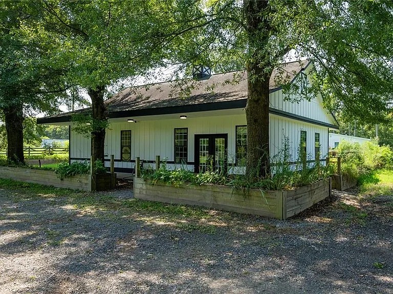 Your Ideal Ranch Retreat – 2.67 Acres of Endless Possibilities
