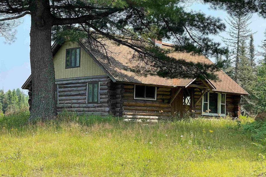 2-Bedroom Log Cabin on 100 Acres in Covington, Michigan – A Secluded Retreat