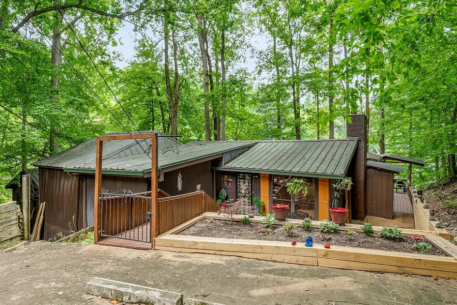 Serene Lakefront Retreat – Perfect for Outdoor Living and Relaxation! $160,000