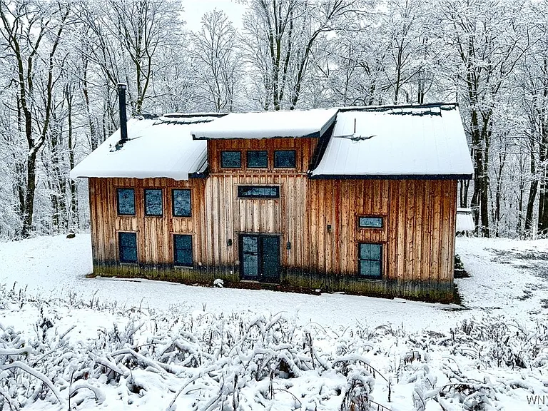 Rustic Luxury Retreat: Timber Frame Masterpiece on 5 Acres in Ellicottville, NY