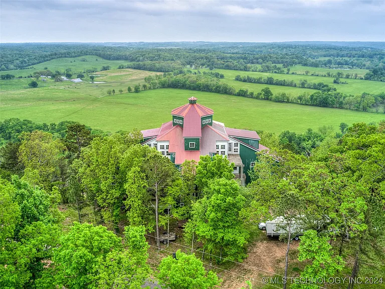 Unmatched Potential: 5-Story Home with Stunning Views in Flint Ridge, Near Tahlequah