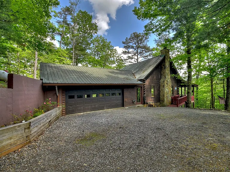 Breathtaking Log Cabin Escape with Panoramic Mountain Views