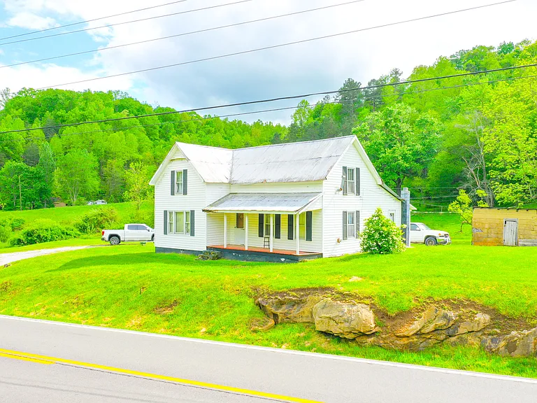 Beautiful Farmhouse on 20 Acres