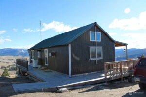 Charming Off-Grid Cabin with Breathtaking Valley Views – Tonasket, WA
