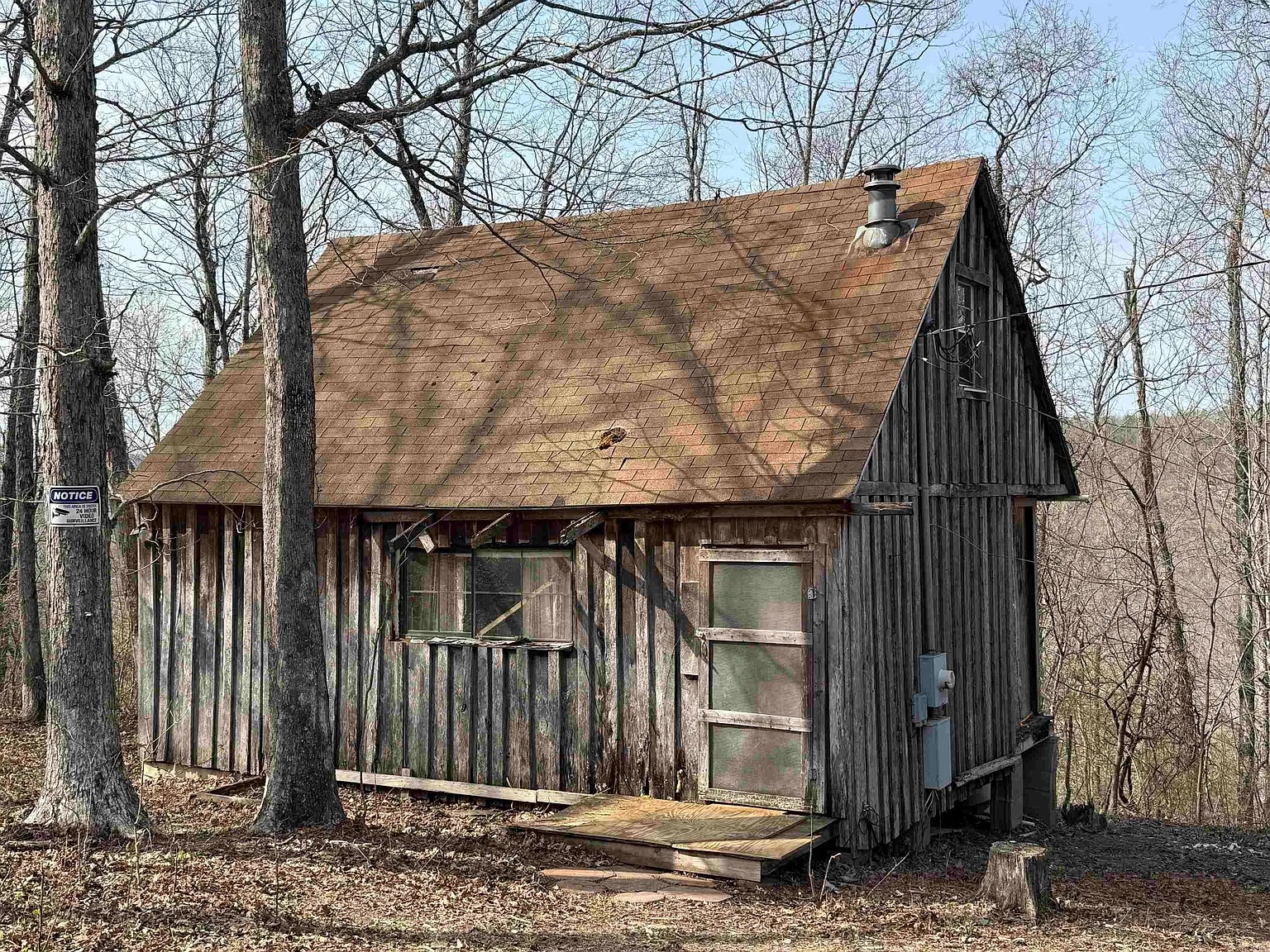 Charming 1-Bedroom Cabin on Nearly 20 Acres in Leslie, AR
