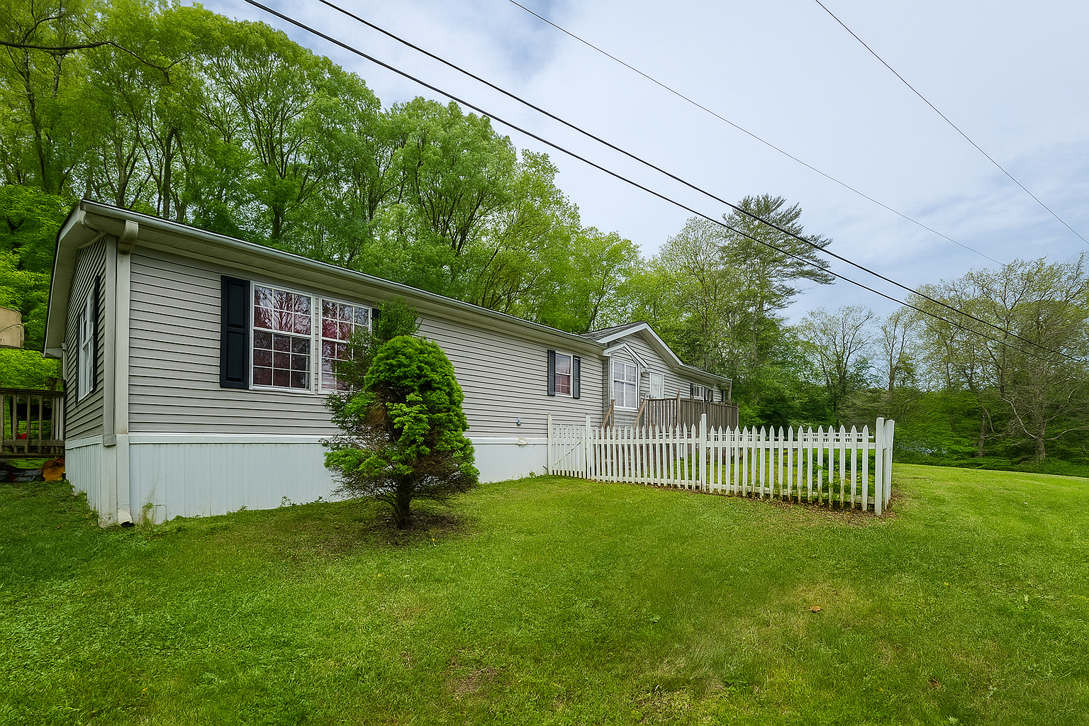 Spacious 3-Bedroom with 40 Acres of Leased Land in Orchard, WV