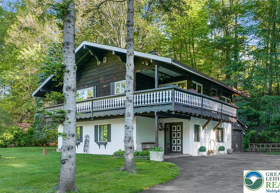 Cozy Poconos Chalet Retreat – 1.3 Acres Near Camelback Resort