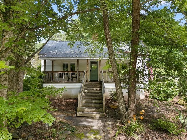 Farmhouse Retreat: 2 Bedrooms on 3.76 Acres in Hayesville