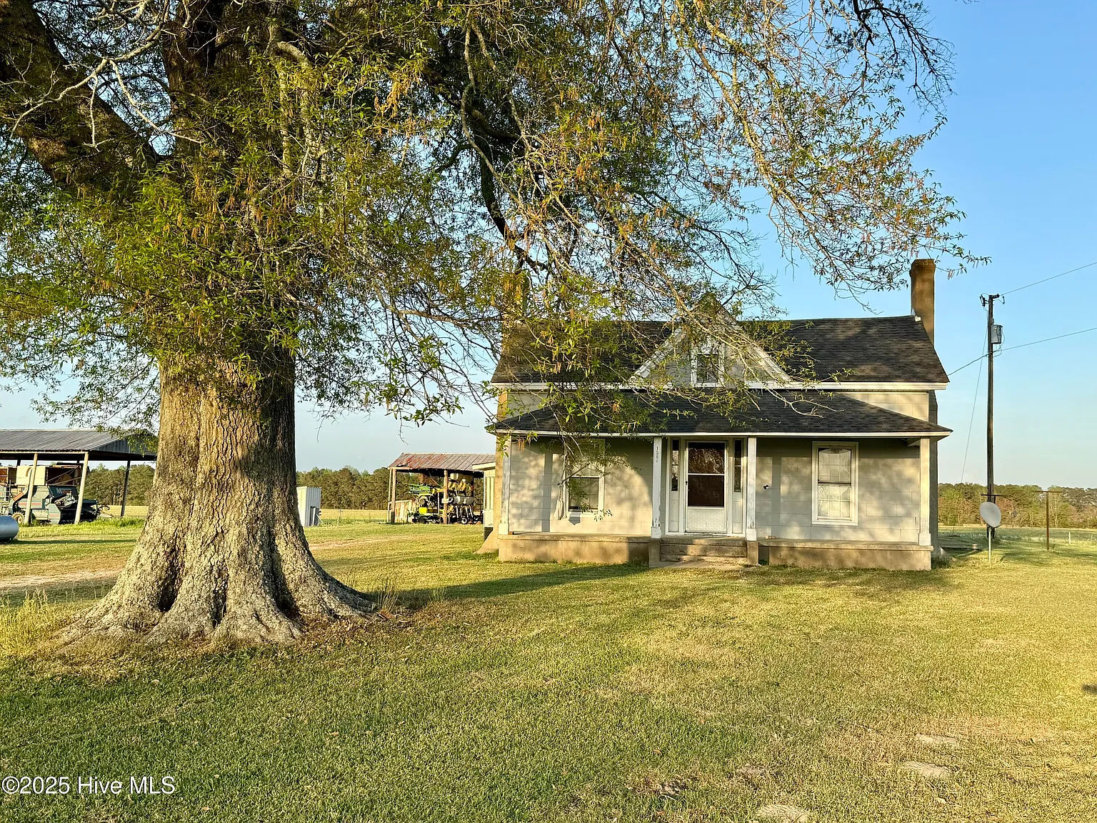 Charming 1900s Farmhouse in Williamston – 3BR Home on Half an Acre, No HOA