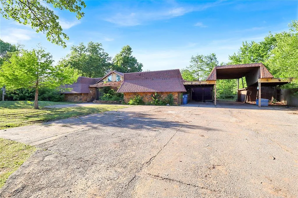 Spacious Ranch Home with Pool & Solar on 1+ Acre in Midwest City