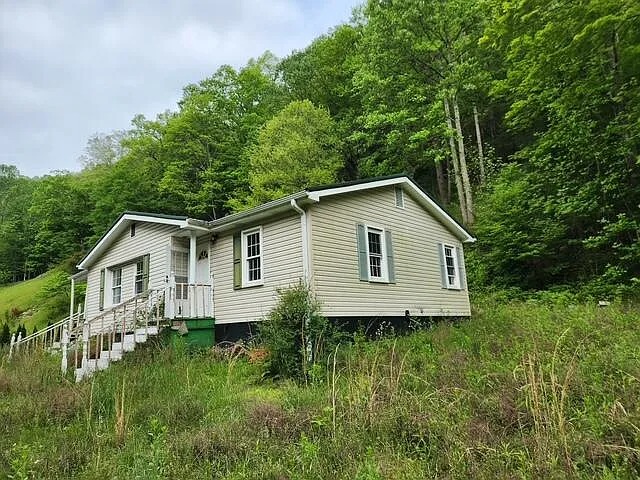 Spacious Country Home on 6 Acres with Basement – Phelps, KY