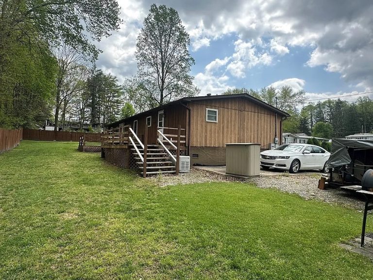 Spacious 4-Bedroom Home on 85 Acres in Oak Hill, WV