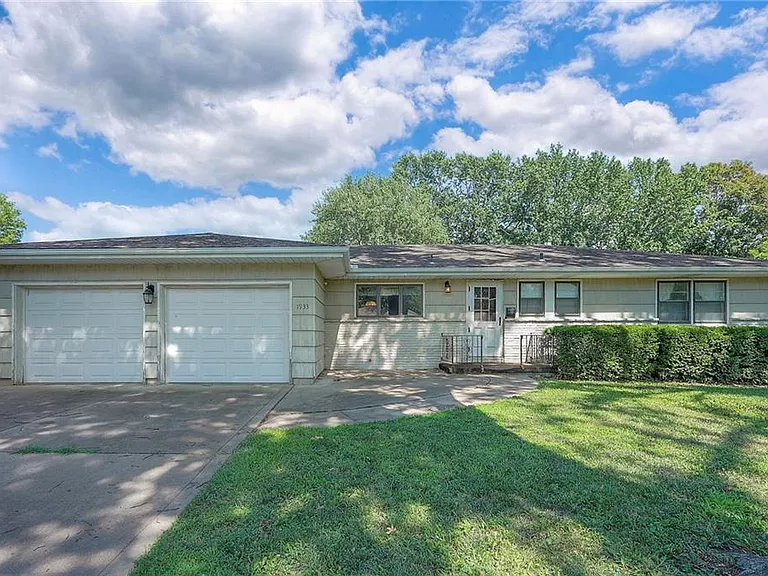 Spacious 5-Bedroom Home with Basement and 2-Car Garage in Kansas City, KS