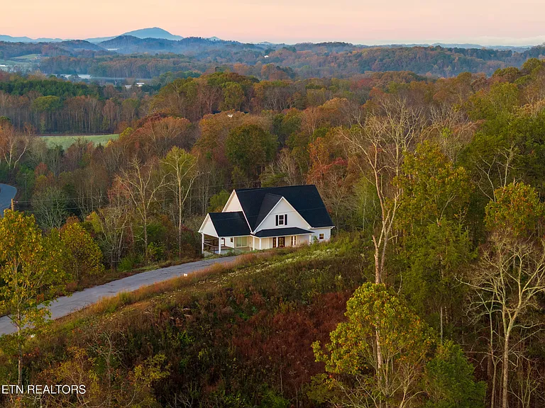 Modern Lakeview Cottage