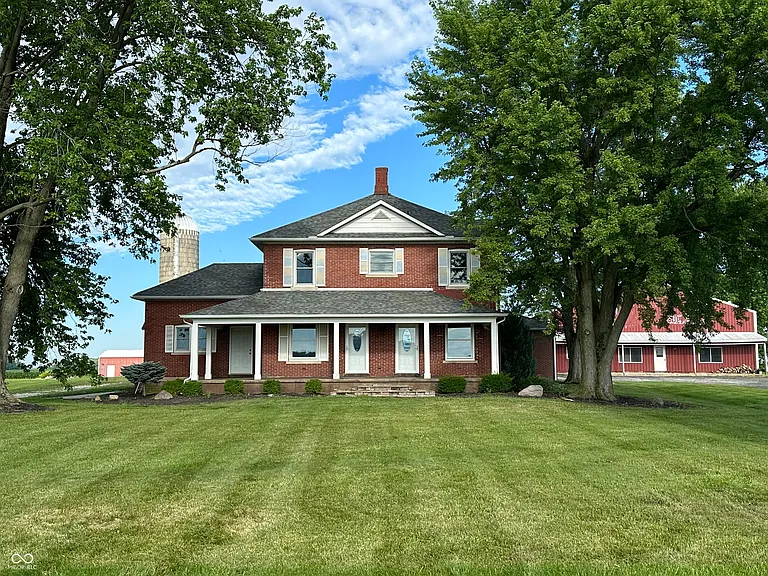 Spacious 6-Bedroom Farmhouse on 5.8 Acres in Rural Urbana