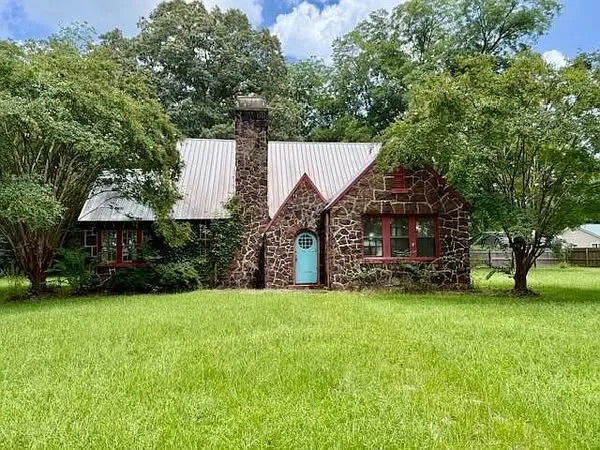 Charming 2-Bedroom Home on 1 Acre in Rural Louisville, Missouri