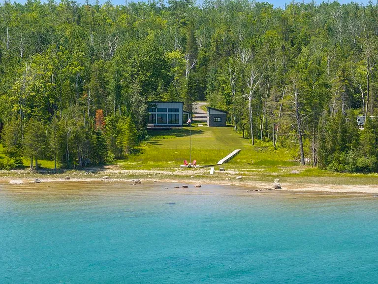 Beautiful 2-Bedroom Lakefront Home