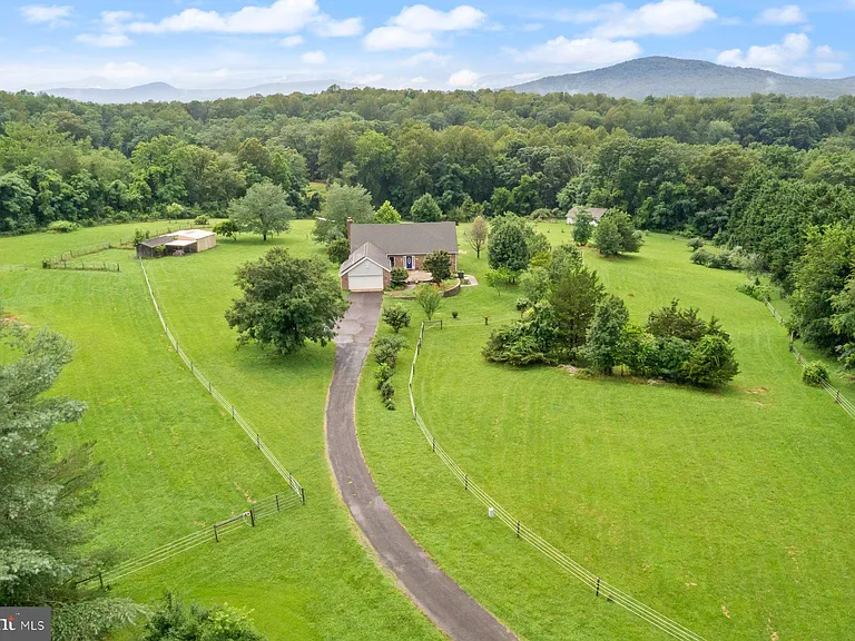 Refined Country Estate on 10 Acres in Amissville, VA