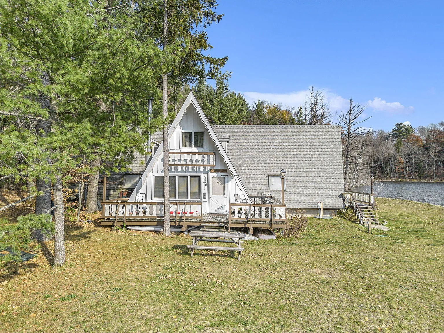 $159,900 – Lakefront 3-Bed, 2-Bath Cabin with HOA on Martin Lake