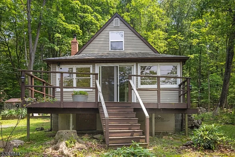 Tranquil 4-Bedroom Lakefront Home in Private