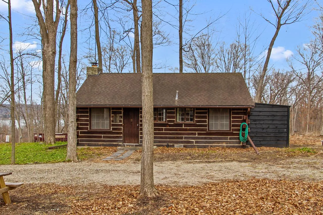 A Charming 3‑Season Lake Cabin