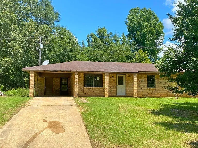 Fixer-Upper Opportunity on 1 Acre in Quiet Rural Camden, MS